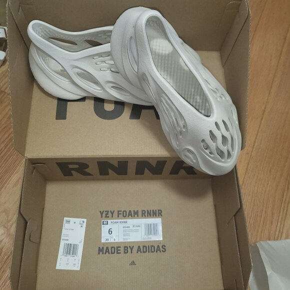NIB YEEZY FOAM RNNR Size 6 Men / 7 Women - Picture 1 of 4